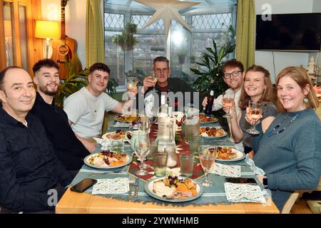 Cena di Natale in famiglia a casa nel Regno Unito Foto Stock