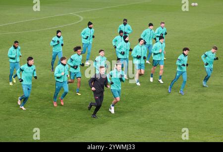 Praga, Repubblica Ceca. 11 dicembre 2024. I giocatori dell'Anderlecht nella foto all'inizio di una sessione di allenamento della squadra belga di calcio RSC Anderlecht, mercoledì 11 dicembre 2024 a Praga, Repubblica Ceca. Domani, l'Anderlecht giocherà contro la ceca Slavia Praha il giorno 6/8 della fase a gironi del torneo UEFA Europa League. BELGA PHOTO VIRGINIE LEFOUR credito: Belga News Agency/Alamy Live News Foto Stock