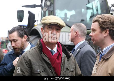 Londra, Regno Unito, 11 dicembre 2024. Più di 600 trattori sono entrati a Westminster, nel centro di Londra, in una drammatica protesta contro l'impatto del bilancio autunnale sugli agricoltori, da tutto il paese, da Exmoor a Worcestershire e dall'Isola di Wight, hanno tutti lanciato un forte messaggio al governo di Keir Starmer, che vogliono che questa politica controversa venga invertita. Credito : Monica Wells/Alamy Live News Foto Stock