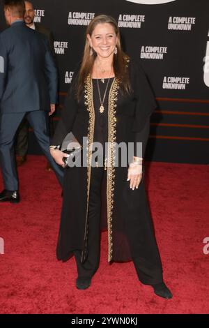 Los Angeles, Stati Uniti. 10 dicembre 2024. Camryn Manheim alla prima mondiale "A complete Unknown" tenutasi al Dolby Theatre, Los Angeles, CA, 10 dicembre 2024. Foto: Joseph Martinez/PictureLux credito: PictureLux/The Hollywood Archive/Alamy Live News Foto Stock