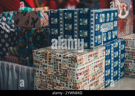Diverse confezioni regalo di Natale in varie dimensioni, colori e design. Messa a fuoco selettiva. Copia spazio. Foto Stock