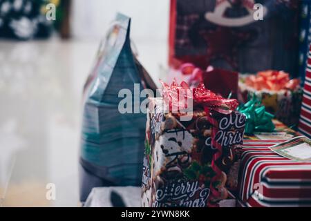 Diversi regali di Natale in varie dimensioni, colori e design. Messa a fuoco selettiva. Copia spazio. Foto Stock