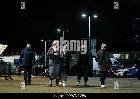 I tifosi arrivano al Den prima della partita del Campionato Sky Bet Millwall vs Sheffield United al Den, Londra, Regno Unito. 11 dicembre 2024. (Foto di Izzy Poles/News Images) a Londra, Regno Unito il 12/11/2024. (Foto di Izzy Poles/News Images/Sipa USA) credito: SIPA USA/Alamy Live News Foto Stock