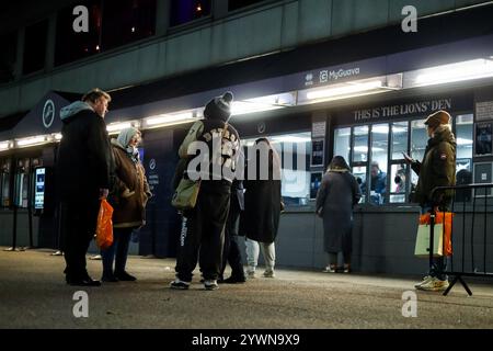 I tifosi arrivano al Den prima della partita del Campionato Sky Bet Millwall vs Sheffield United al Den, Londra, Regno Unito. 11 dicembre 2024. (Foto di Izzy Poles/News Images) a Londra, Regno Unito il 12/11/2024. (Foto di Izzy Poles/News Images/Sipa USA) credito: SIPA USA/Alamy Live News Foto Stock