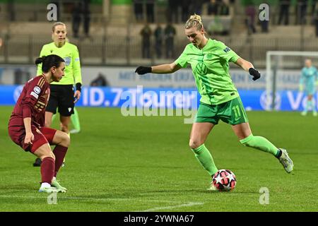 Wolfsburg, Germania. 11 dicembre 2024. Calcio, donne: Champions League, VfL Wolfsburg - AS Roma, fase a gironi, gruppo A, partita 5, AOK Stadion. Alexandra Popp (r) di Wolfsburg gioca la palla. Crediti: Swen Pförtner/dpa/Alamy Live News Foto Stock