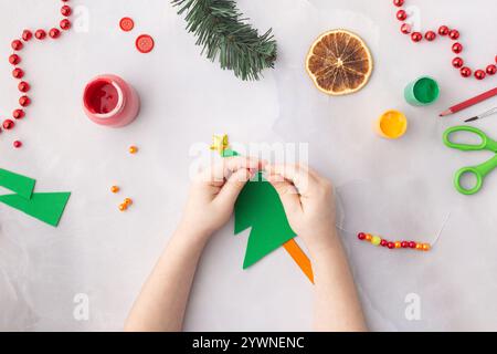 Albero di Natale di carta con perline colorate idee artigianali di carta per bambini per l'asilo Foto Stock