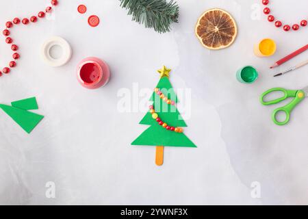 Albero di Natale di carta con perline colorate idee artigianali di carta per bambini per l'asilo Foto Stock