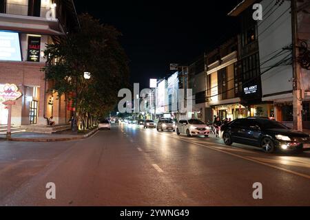 CHIANG mai, THAILANDIA - 24 OTTOBRE 2023: Paesaggio urbano di Chiang mai nella notte. Foto Stock