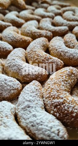 Panetteria di Natale. Vista dall'alto del classico Vanilla Kipferl, tradizionale biscotto alla vaniglia per Natale a forma di luna crescente Foto Stock