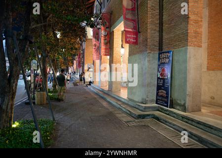 CHIANG mai, THAILANDIA - 24 OTTOBRE 2023: Paesaggio urbano di Chiang mai nella notte. Foto Stock