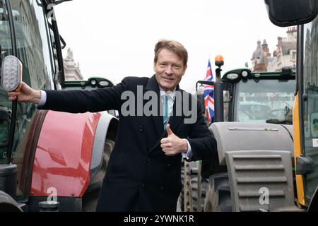 Londra, Regno Unito. 11 dicembre 2024. Richard Tice, membro del Parlamento per Boston e Skegness e vice leader del partito Reform UK dà il pollice mentre gli agricoltori protestano a Whitehall contro le modifiche alla tassa sulle successioni. La protesta, organizzata da "Save British Farming” e "Fairness for Farmers”, ha riempito gran parte di Whitehall di trattori prima di passare davanti alle camere del Parlamento. Crediti: Ron Fassbender/Alamy Live News Foto Stock