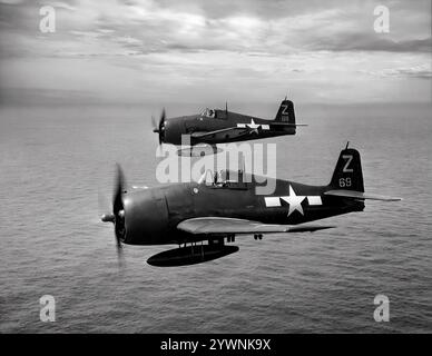 Due Grumman F6F Hellcats al largo della USS Shangri-la in volo vicino al Giappone nell'agosto 1945. L'aereo da caccia americano basato sulle portaerei della seconda guerra mondiale ha fatto il suo debutto in combattimento nel settembre 1943 e successivamente si è affermato come un caccia da portaerei robusto e ben progettato. Divenne il combattente dominante della Marina degli Stati Uniti nella seconda metà della guerra del Pacifico. In totale, 12.275 furono costruiti in poco più di due anni e alla Hellcats fu attribuito il merito di aver distrutto un totale di 5.223 aerei nemici mentre era in servizio con la Marina degli Stati Uniti, il corpo dei Marines e la Royal Navy Fleet Air Arm (FAA). Foto Stock