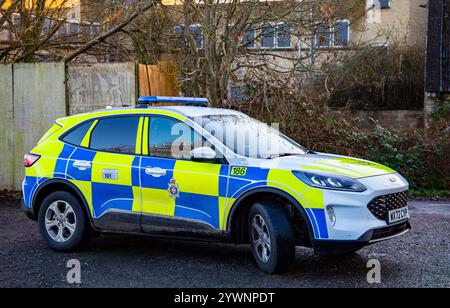 Una moderna auto della polizia britannica Ford parcheggiata in un'area urbana, caratterizzata da una livrea ad alta visibilità e una barra luminosa sul tetto della polizia di Wiltshire Foto Stock