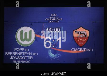 Wolfsburg, Germania. 11 dicembre 2024. Calcio, donne: Champions League, VfL Wolfsburg - AS Roma, fase a gironi, gruppo A, partita 5, AOK Stadion. Vista del tabellone con il punteggio finale 6:1. Crediti: Swen Pförtner/dpa/Alamy Live News Foto Stock