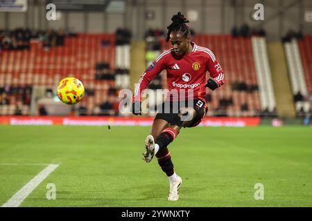 Leigh, Regno Unito. 11 dicembre 2024. Melvine Malard del Manchester United passa la palla nel box durante la Women's League Cup - fase a gironi - gruppo A Manchester United Women contro Newcastle United Women al Leigh Sports Village, Leigh, Regno Unito, 11 dicembre 2024 (foto di Alfie Cosgrove/News Images) a Leigh, Regno Unito il 12/11/2024. (Foto di Alfie Cosgrove/News Images/Sipa USA) credito: SIPA USA/Alamy Live News Foto Stock