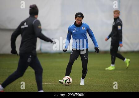 München, Deutschland, 11. Dezember 2024: Fussball, Herren, 3.Liga, Saison 2024/2025, TSV 1860 München, training, Grünwalder Strasse 114 Soichiro Kozuki (TSV 1860 München) Spielt einen Ball Foto Stock