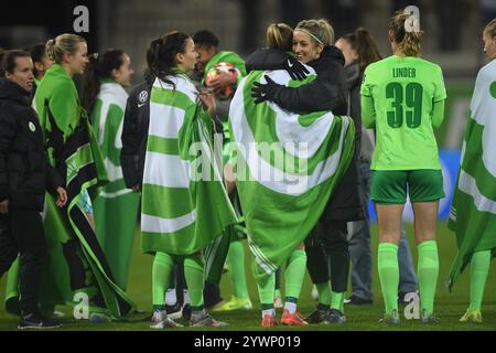 Wolfsburg, Germania. 11 dicembre 2024. Calcio, donne: Champions League, VfL Wolfsburg - AS Roma, fase a gironi, gruppo A, partita 5, AOK Stadion. I giocatori di Wolfsburg stanno insieme dopo la partita. Crediti: Swen Pförtner/dpa/Alamy Live News Foto Stock