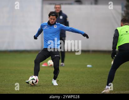 München, Deutschland, 11. Dezember 2024: Fussball, Herren, 3.Liga, Saison 2024/2025, TSV 1860 München, training, Grünwalder Strasse 114 Soichiro Kozuki (TSV 1860 München) Spielt einen Ball, Einzelaktion, Freisteller, Ganzkörperaufnahme Foto Stock