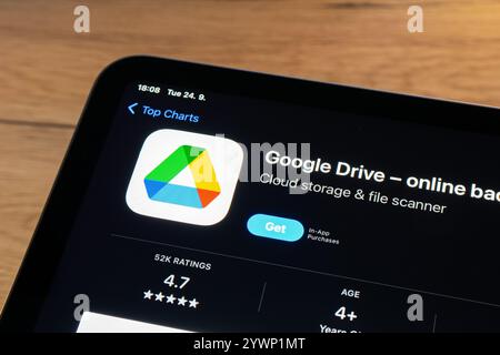 OSTRAVA, CECHIA - 24 SETTEMBRE 2024: App store con app di archiviazione cloud mobile Google Drive da installare sul dispositivo Apple Foto Stock