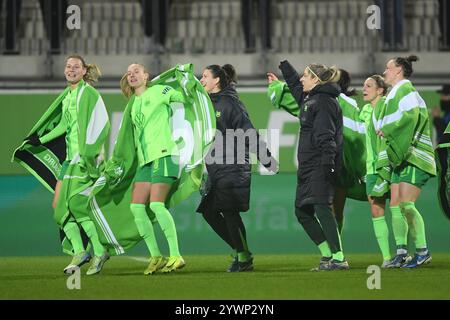 Wolfsburg, Germania. 11 dicembre 2024. Calcio, donne: Champions League, VfL Wolfsburg - AS Roma, fase a gironi, gruppo A, partita 5, AOK Stadion. I giocatori del VFL Wolfsburg festeggiano dopo la partita. Crediti: Swen Pförtner/dpa/Alamy Live News Foto Stock