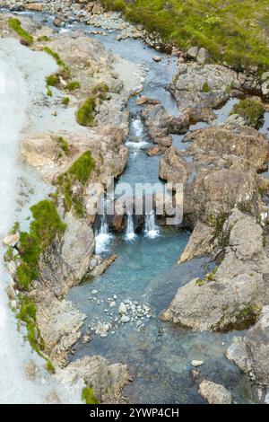 L'eterea bellezza delle piscine delle fate sotto le maestose montagne Skye della Scozia. Foto Stock