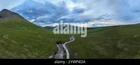 L'eterea bellezza delle piscine delle fate sotto le maestose montagne Skye della Scozia. Foto Stock