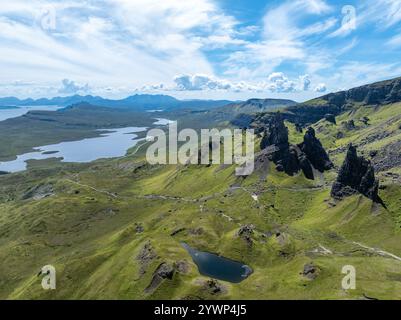 Old Man of Storr paesaggio suggestivo, punto di riferimento dell'Isola di Skye, Scozia, Regno Unito, Europa Foto Stock