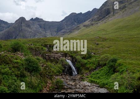L'eterea bellezza delle piscine delle fate sotto le maestose montagne Skye della Scozia. Foto Stock