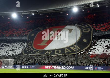 ROTTERDAM - tifosi del Feyenoord durante la partita di UEFA Champions League tra il Feyenoord Rotterdam e l'AC Sparta Praga al Feyenoord Stadium de Kuip l'11 dicembre 2024 a Rotterdam, Paesi Bassi. ANP MAURICE VAN STEEN Foto Stock