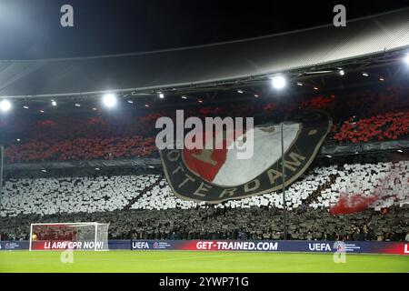 ROTTERDAM - tifosi del Feyenoord durante la partita di UEFA Champions League tra il Feyenoord Rotterdam e l'AC Sparta Praga al Feyenoord Stadium de Kuip l'11 dicembre 2024 a Rotterdam, Paesi Bassi. ANP MAURICE VAN STEEN Foto Stock