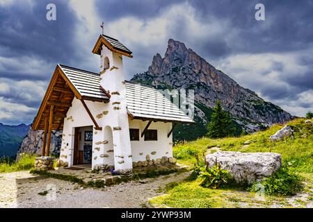 Una piccola cappella, una chiesa in alto sulle Dolomiti sul passo Falzarego Foto Stock