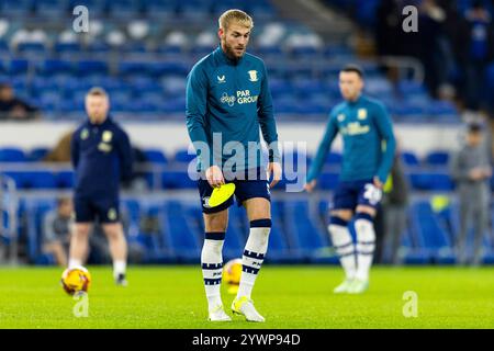 Cardiff, Regno Unito. 11 dicembre 2024. Jack Whatmough di Preston North End durante il riscaldamento. Partita del campionato EFL Skybet, Cardiff City contro Preston ne al Cardiff City Stadium di Cardiff, Galles, mercoledì 11 dicembre 2024. Questa immagine può essere utilizzata solo per scopi editoriali. Solo per uso editoriale, foto di Lewis Mitchell/Andrew Orchard fotografia sportiva/Alamy Live news Credit: Andrew Orchard fotografia sportiva/Alamy Live News Foto Stock