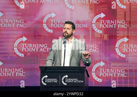 Seth Dillon parla sul palco alla gas South Arena il 23 ottobre 2024 a Duluth, Georgia, USA. (Foto di Julia Beverly/Alamy Live News) Foto Stock