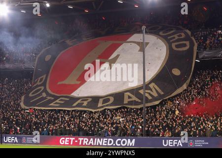 Rotterdam, Paesi Bassi. 11 dicembre 2024. ROTTERDAM, PAESI BASSI - 11 DICEMBRE: I tifosi e i tifosi della bandiera del Feyenoord durante la fase Champions League - League - Matchday 6 match tra il Feyenoord e l'AC Sparta Praha allo Stadion Feijenoord l'11 dicembre 2024 a Rotterdam, Paesi Bassi. (Foto di Hans van der Valk/Orange Pictures) credito: Orange Pics BV/Alamy Live News Foto Stock