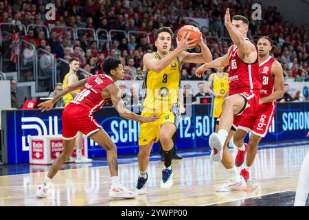 Bamberga, Germania. 8 dicembre 2024. Bamberga, Germania 08. Dezember 2024: BBL Pokal - 2024/2025 - Bamberg Baskets vs. Alba Berlin IM Bild: v. li Ronaldo Segu (Bamberga), Matteo spagnolo (Berlino) e Filip Stanic (Bamberg) crediti: dpa/Alamy Live News Foto Stock