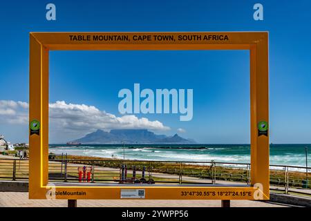 L'iconica montagna Table di città del Capo del Sud Africa, tratta da Bloubergstrand Foto Stock