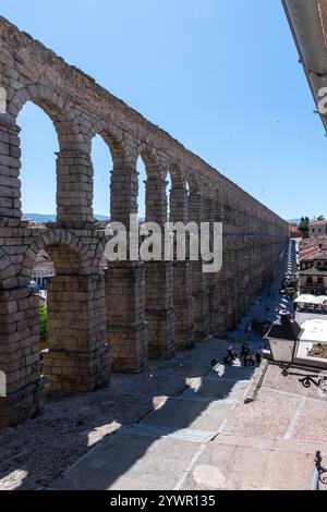 Prospettiva elevata dell'iconico acquedotto romano di Segovia, che rivela i suoi imponenti archi in pietra e il design intricato. Foto Stock