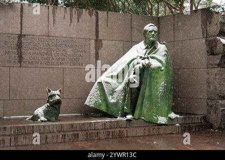 Statua innevata di Franklin D. Roosevelt al Franklin Delano Roosevelt Memorial di Washington, D.C., che cattura la serena bellezza dell'inverno. Foto Stock