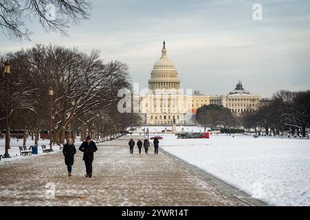 I pedoni potranno fare una passeggiata nella neve lungo il National Mall, con l'iconico Campidoglio degli Stati Uniti sullo sfondo di Washington D.C. Foto Stock