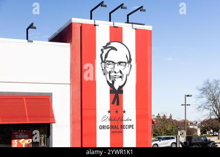 Kentucky Fried Chicken, KFC, è un ristorante di pollo fritto fast food con oltre 30.000 sedi in tutto il mondo. Foto Stock