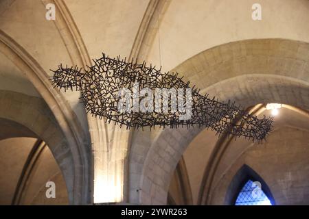 Il sito originale della tomba di Thomas Becket, dal 1170 al 1220, nella Cripta Orientale della Cattedrale di Canterbury, dove ora è appesa una scultura chiamata Transport. Foto Stock