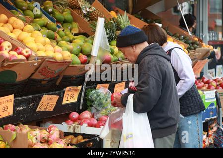 New York, Stati Uniti. 11 dicembre 2024. I clienti fanno acquisti in un negozio di alimentari a New York, negli Stati Uniti, l'11 dicembre 2024. L'inflazione al consumo negli Stati Uniti a novembre è aumentata del 2,7% rispetto a un anno fa, dopo aver salito del 2,4% a settembre e del 2,6% a ottobre, il Dipartimento del lavoro degli Stati Uniti ha riferito mercoledì. Credito: Liu Yanan/Xinhua/Alamy Live News Foto Stock