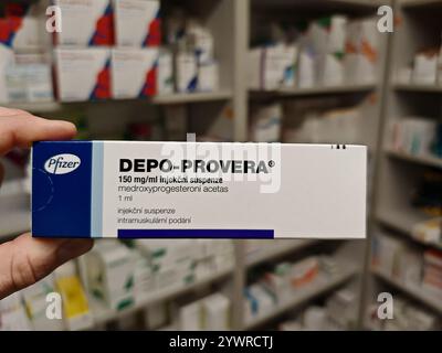 Praga, Repubblica Ceca - gennaio 26 2025: Scatola DEPO-PROVERA di farmaco con sostanza attiva MEDROSSIPROGESTERONE di PFIZER, utilizzato per la contraccezione, bir Foto Stock
