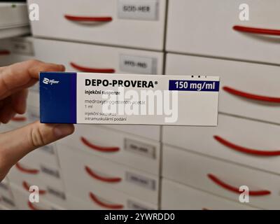 Praga, Repubblica Ceca - gennaio 26 2025: Scatola DEPO-PROVERA di farmaco con sostanza attiva MEDROSSIPROGESTERONE di PFIZER, utilizzato per la contraccezione, bir Foto Stock