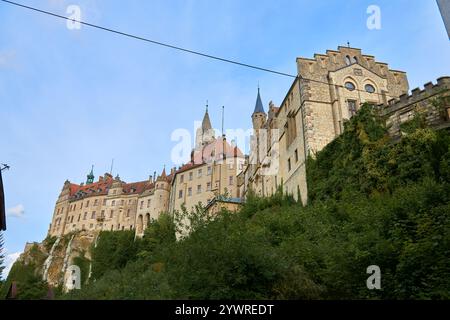 Maestoso castello di Sigmaringen arroccato su una scogliera rocciosa sopra il tranquillo Danubio: La storica residenza Hohenzollern presenta architettura medievale e il Palazzo reale Foto Stock