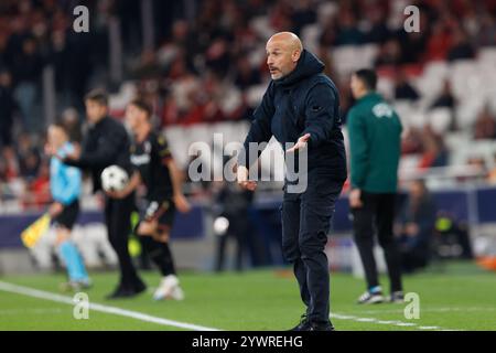 Lisbona, Portogallo. 11 dicembre 2024. Vincenzo Italiano (Bologna FC) visto durante la partita di UEFA Champions League tra SL Benfica e Bologna FC. Maciej Rogowski/Alamy Live News Foto Stock