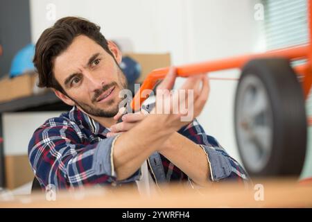 l'uomo nasconde una bottiglia di alcol sotto la sua camicia Foto Stock