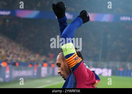 Segnale Iduna Park, Dortmund, Germania. 11 dicembre 2024. UEFA Champions League Football, Borussia Dortmund contro Barcellona; Raphinha FC Barcelona credito: Action Plus Sports/Alamy Live News Foto Stock