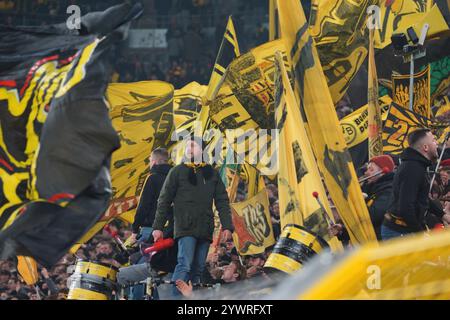 Segnale Iduna Park, Dortmund, Germania. 11 dicembre 2024. UEFA Champions League Football, Borussia Dortmund contro Barcellona; i tifosi del Dortmund mostrano il loro supporto crediti: Action Plus Sports/Alamy Live News Foto Stock