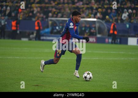 Segnale Iduna Park, Dortmund, Germania. 11 dicembre 2024. UEFA Champions League Football, Borussia Dortmund contro Barcellona; Lamine Yamal FC Barcelona credito: Action Plus Sports/Alamy Live News Foto Stock